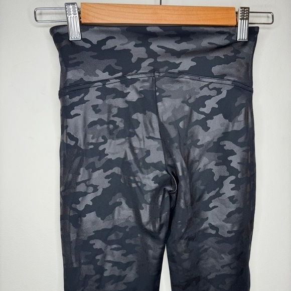 NWT Spanx Faux Leather Camo Black Leggings Size Small - Picture 4 of 5